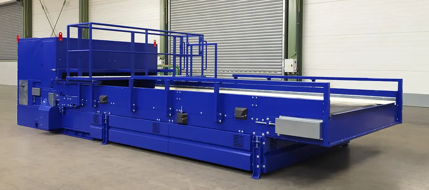 Industriellt transportband med bulkmaterial på bandet