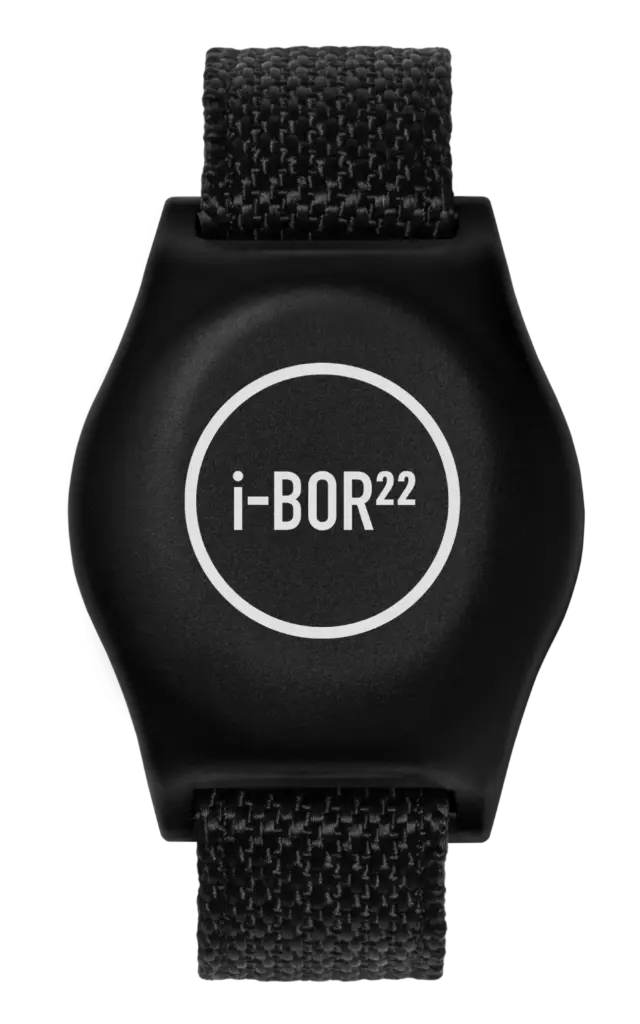 i-BOR 22 personlig transponder (P-TAG) från Borema, buren som armband