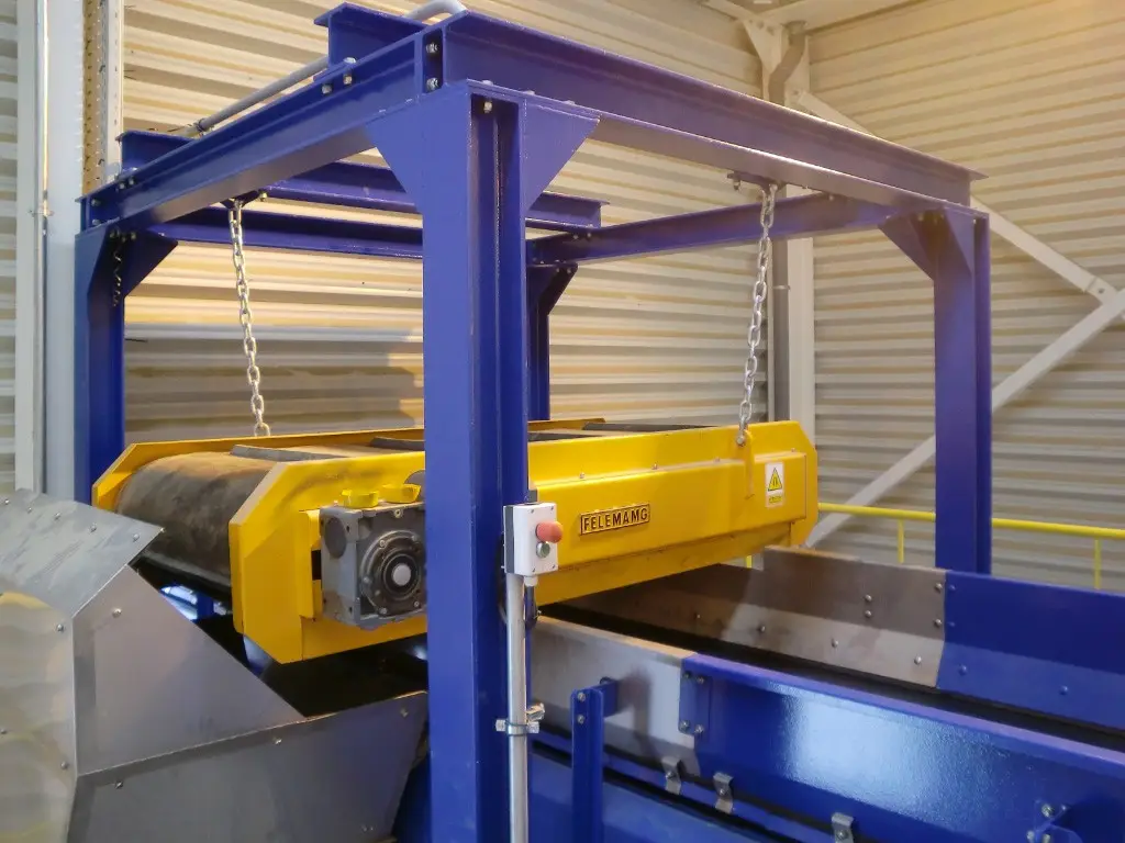 Magnetisk separator monterad ovanför transportband i industrimiljö